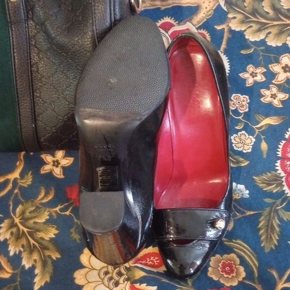 Gucci Black Patent Leather High Heels with Red Interior - Picture 6 of 10